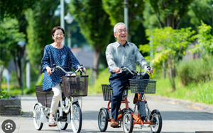 xe đạp điện trợ lực cho người già sử dụng như một phương tiện di chuyển hàng ngày